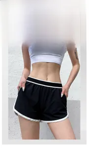 Dettaglio degli shorts da corsa neri con bordo bianco a contrasto ed elastico in vita