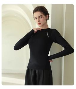 Detail des schwarzen Slim-Fit Yoga-Tops mit weißem NEVERSTOP-Aufdruck an der linken Schulter