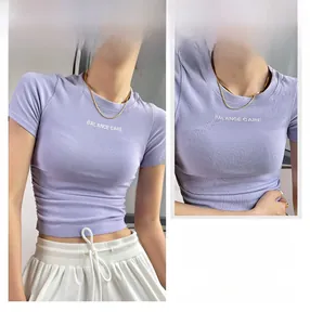 Makro-Detail von lila tailliertem Sportshirt mit Balance Care Text und Rippenstruktur