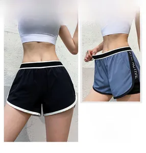Dettaglio della fascia elastica a contrasto e della fodera anti-esposizione dei pantaloncini