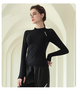 Detailaufnahme des eng anliegenden schwarzen Sport-Langarmshirts mit NEVERSTOP-Druck