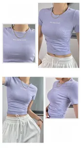Detail des hellvioletten Crop-Tops mit seitlicher Raffung und BALANCE CARE-Aufdruck
