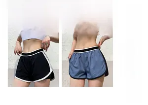 Confronto bicolore di pantaloncini sportivi a doppio strato con fascia elastica in vita