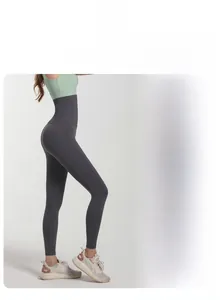 Dettaglio ravvicinato dei leggings yoga grigi a vita alta con trama elastica contenitiva