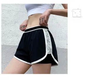 Dettaglio dei pantaloncini da corsa larghi con fodera anti-esposizione e logo GYM ACTIVE