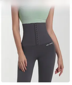 Dettaglio macro dei leggings da yoga a vita alta con chiusura a corsetto a più ganci