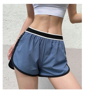 Dettaglio di pantaloncini sportivi a vita alta con elastico a contrasto e strisce