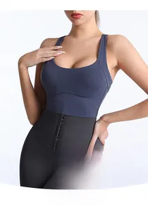 Vista frontale del reggiseno sportivo blu scuro e dei leggings neri modellanti a vita alta