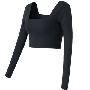 Détail d'un crop top de yoga noir à col en V avec tissu extensible et coutures renforcées