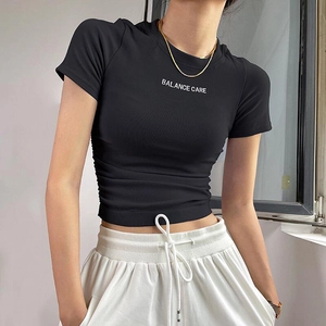 Eng anliegendes schwarzes bauchfreies Sport-T-Shirt mit Balance Care Aufdruck und Rippstoff
