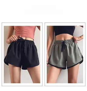 Détails de la taille élastique à cordon et de l'ourlet contrasté du short de sport
