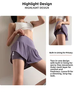 Detail der lila Doppel-Sportshorts mit atmungsaktivem Mesh und sicherem Anti-Chafing-Futter