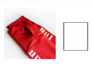 Detail eines roten Sportoberteils mit weißem gotischem Text und praktischen Daumenlöchern