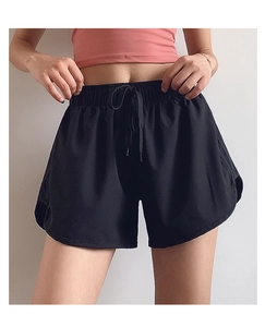 Détails du short de sport noir avec taille élastique à cordon et ourlet fendu latéral