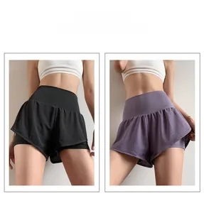 Detailansicht der doppellagigen High-Waist Sport-Shorts mit atmungsaktivem Mesh und Futter