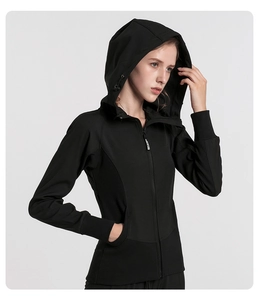 Giacca sportiva nera slim fit con cappuccio e chiusura a zip regolabile da donna atletica
