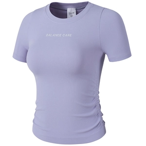 Eng anliegendes lila Sport-Crop-Top mit Rippenmuster und BALANCE CARE Aufdruck