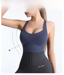 Dettaglio del set reggiseno sportivo e leggings con ganci regolabili in vita e logo