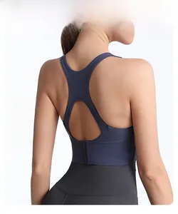 Dettaglio del retro del reggiseno sportivo con design a rete e chiusura a fibbia regolabile