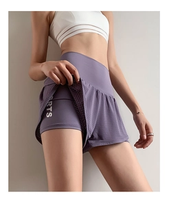 Detail der lila doppellagigen Sportshorts mit Mesh-Gewebe und SPORTS-Logo-Aufdruck