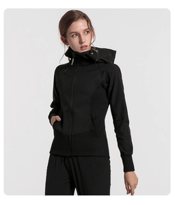 Dettaglio della giacca sportiva nera slim fit con cappuccio e polsini elastici tecnici