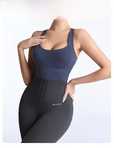 Dettaglio del set yoga blu navy a vita alta con chiusura a gancetti e tessuto compressivo