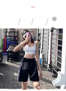 Dettaglio del reggiseno sportivo bianco e pantaloncini neri con scritte stampate