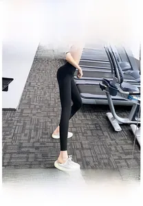 Détail du pantalon de yoga taille haute avec des icônes de tissu respirant et sec