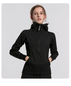 Dettaglio della giacca sportiva con etichetta BEST CLASSIC e polsini in maglia a coste