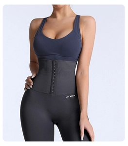Dettaglio dei leggings a compressione a vita alta con chiusura a ganci su più file