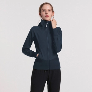 Dettaglio della giacca sportiva slim-fit blu scuro con zip e polsini a costine sulle maniche