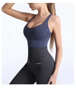 Dettaglio dei leggings sportivi a vita alta con ganci regolabili e logo laterale