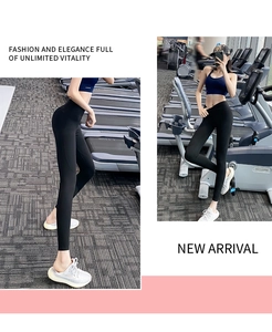 Détail du pantalon de yoga noir à taille haute montrant la coupe sans couture sur le mannequin