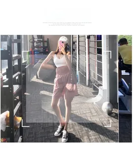 Dettaglio completo fitness traspirante con gilet bianco a V e shorts rosa