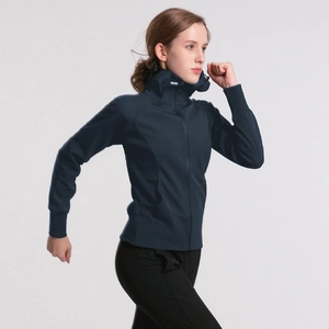 Dettaglio della giacca yoga blu navy con collo alto e polsini con foro per il pollice