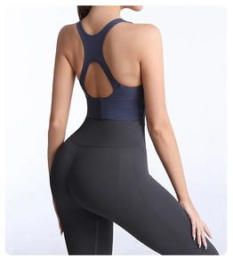 Dettaglio del reggiseno sportivo con fibbia posteriore e leggings yoga senza cuciture a vita alta