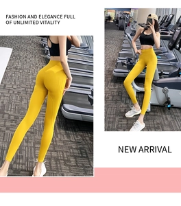 Détail du pantalon de yoga jaune taille haute montrant la coupe sculptante en salle de sport