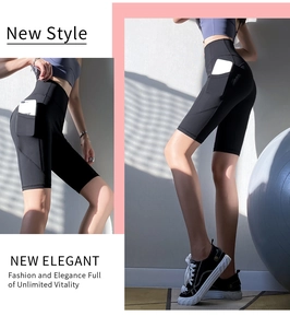 Détail du short de yoga taille haute montrant la poche latérale pour téléphone et le tissu
