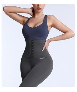 Dettaglio dei leggings yoga grigi a vita alta con fascia compressiva e gancetti