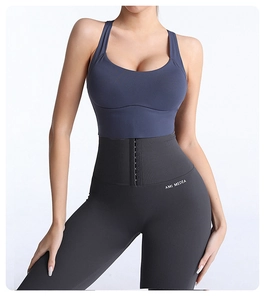 Dettaglio di leggings da yoga a vita alta con controllo addominale a bottoni e tessuto liscio