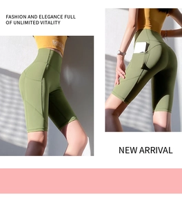 Détail du short de yoga vert olive à taille haute avec poche latérale pour téléphone