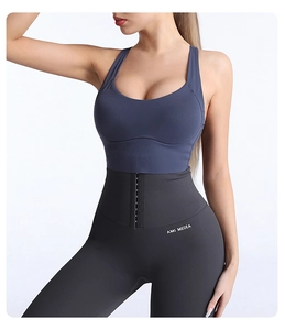 Dettaglio dei pantaloni yoga a vita alta con ganci contenitivi e set reggiseno sportivo