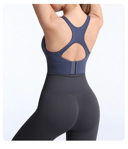 Dettaglio di un reggiseno sportivo incrociato e leggings da yoga a vita alta per il fitness