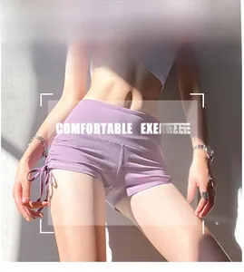 Détail du short de yoga lilas avec cordons réglables et tissu extensible haute performance