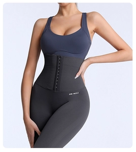 Dettaglio reggiseno sportivo con guaina a ganci multi-fila per supporto fitness