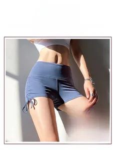 Détail du short de yoga bleu marine à taille haute avec cordons de serrage latéraux