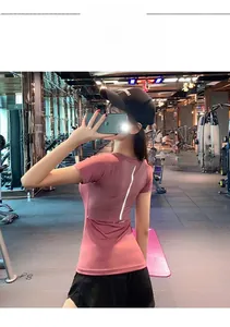 Détail du t-shirt de yoga rose foncé avec bande réfléchissante verticale dans le dos