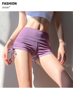 Détail du short de yoga violet avec cordons latéraux réglables et texture froncée