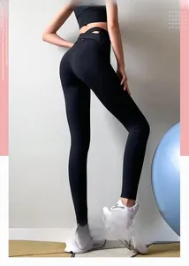 Détail macro du legging de yoga à taille haute montrant la coupe croisée au dos