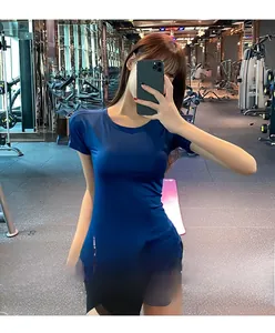 T-shirt de sport bleu marine slim en tissu à séchage rapide porté dans une salle de sport